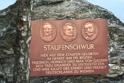 Bronzetafel zum Gedenken an den Staufenschwur der Brüder von Gagern