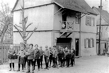 Klapperbuben in Kelkheim-Hornau auf einem Foto aus den 1920er-Jahren