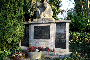 Hier noch im schlechten Erhaltungszustand: Das Kriegerdenkmal auf dem Hornauer Friedhof vor der Restaurierung.